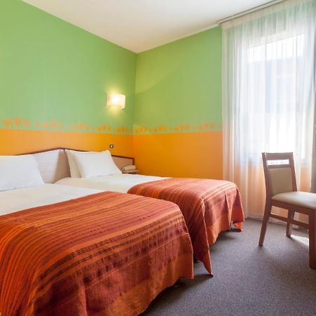 Brit Hotel Le Lion D'Or Σινόν Εξωτερικό φωτογραφία