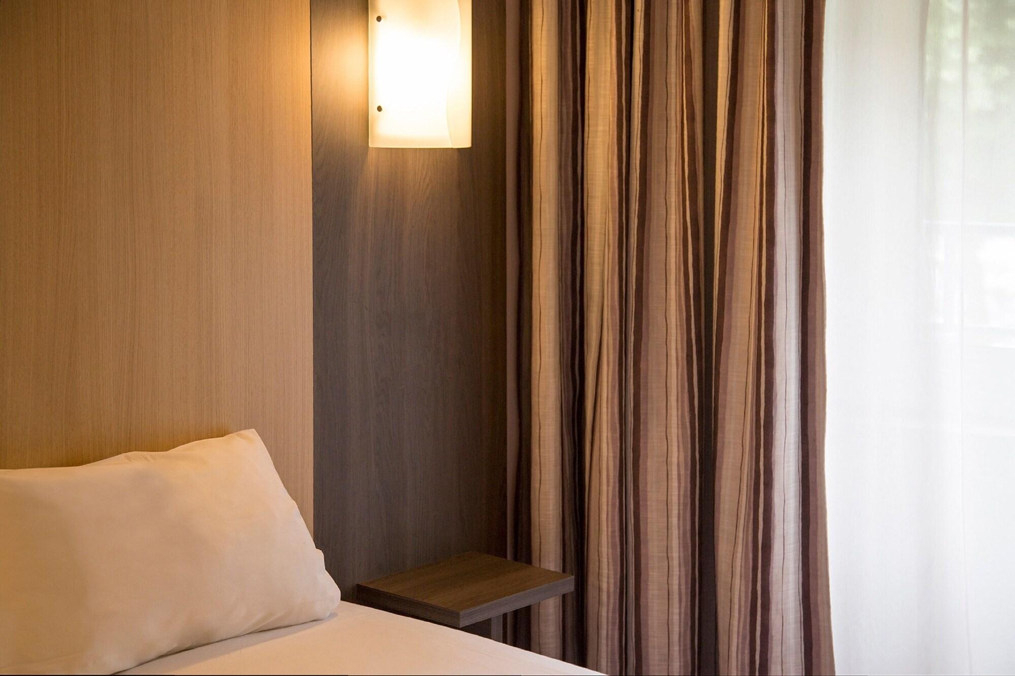 Brit Hotel Le Lion D'Or Σινόν Εξωτερικό φωτογραφία