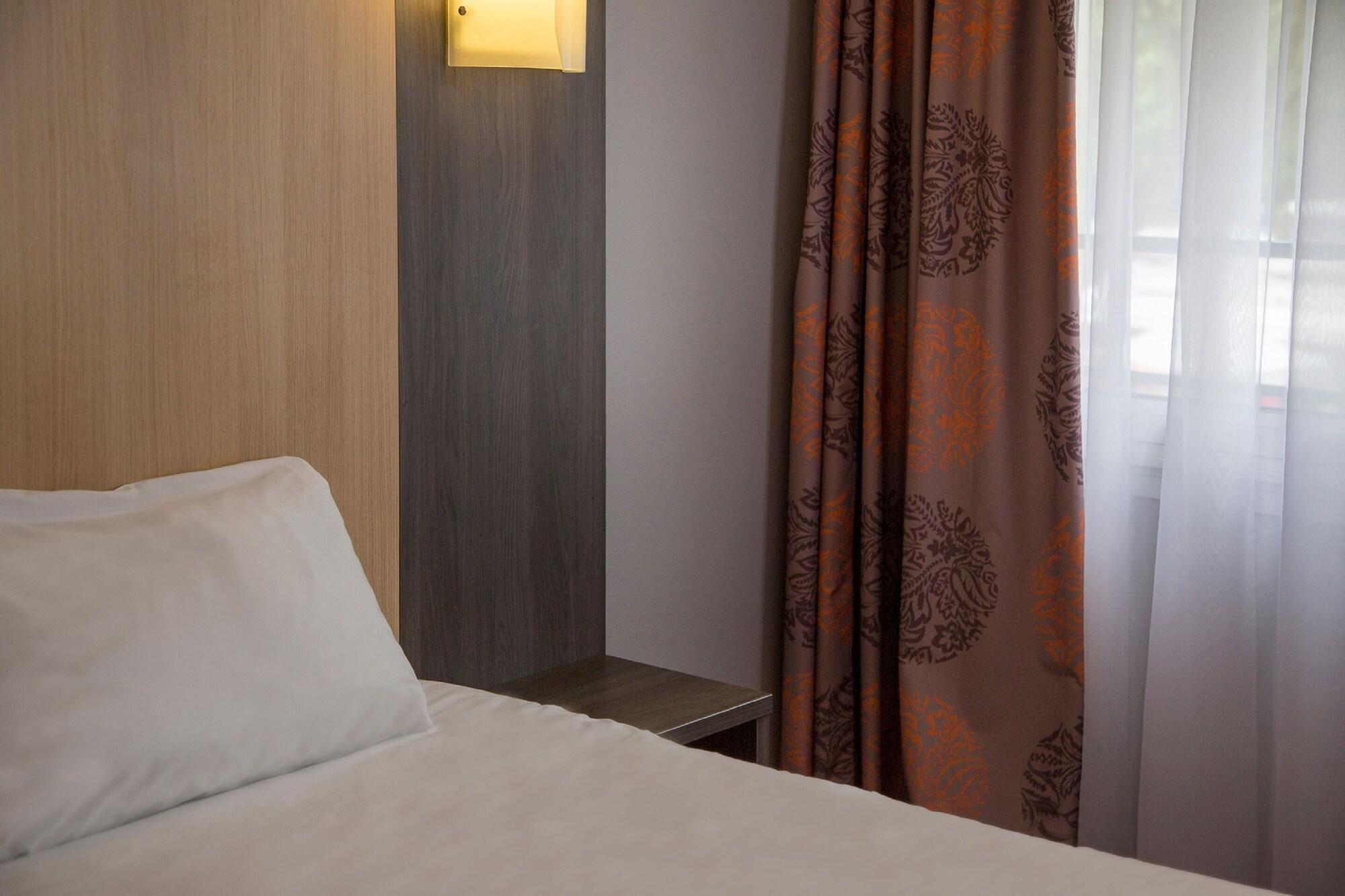 Brit Hotel Le Lion D'Or Σινόν Εξωτερικό φωτογραφία